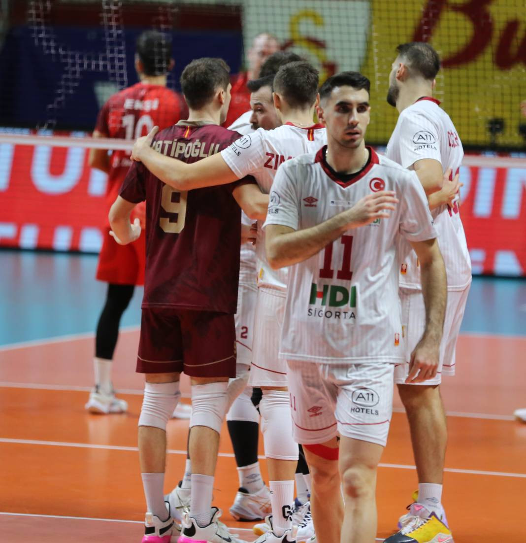 Bir avuç taraftar Galatasaray'a yetmedi. Sarı-kırmızılılar 3-2 mağlup oldu - Resim: 17