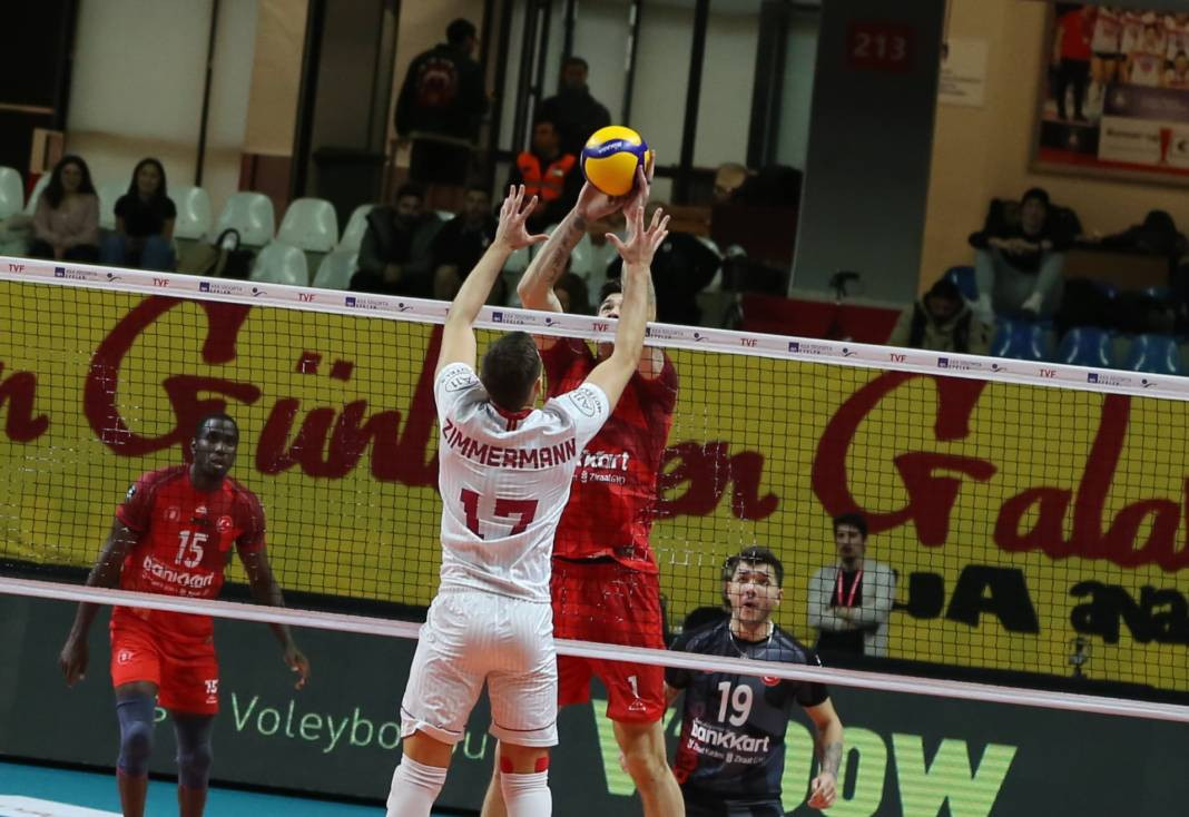 Bir avuç taraftar Galatasaray'a yetmedi. Sarı-kırmızılılar 3-2 mağlup oldu - Resim: 16