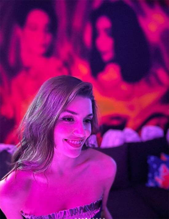 Hande Erçel İsrail Gazze'de çoluk çocuk öldürürken Arabistan’daki müzik festivalindeki fotoğraflarını paylaştı - Resim: 8