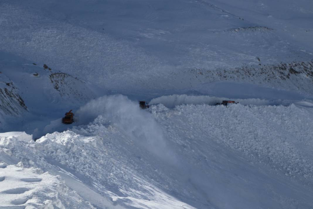 Van-Bahçesaray kara yolunda çığ altında kalan 2 araçtan biri çıkarıldı - Resim: 14