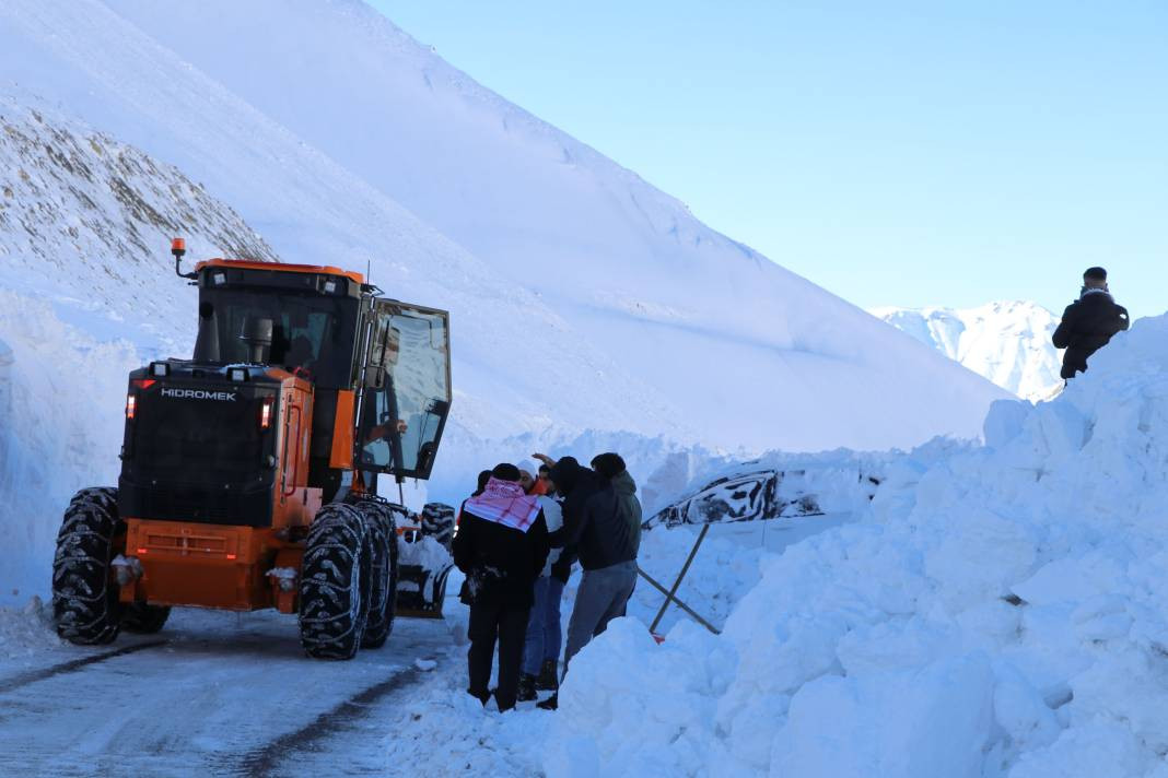 Van-Bahçesaray kara yolunda çığ altında kalan 2 araçtan biri çıkarıldı - Resim: 6