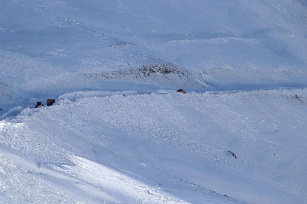 Van-Bahçesaray kara yolunda çığ altında kalan 2 araçtan biri çıkarıldı - Resim: 3
