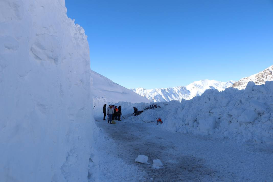 Van-Bahçesaray kara yolunda çığ altında kalan 2 araçtan biri çıkarıldı - Resim: 2