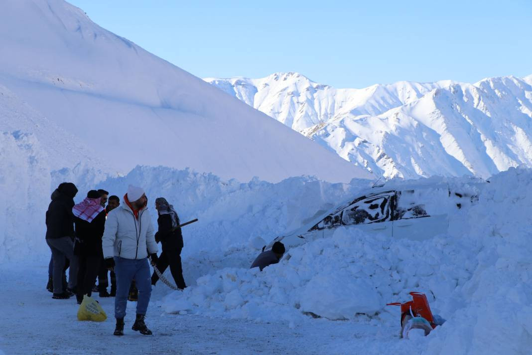 Van-Bahçesaray kara yolunda çığ altında kalan 2 araçtan biri çıkarıldı - Resim: 1