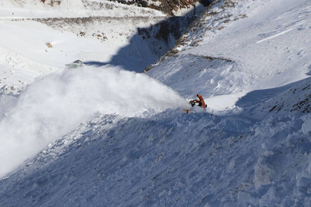 Van-Bahçesaray kara yolunda çığ altında kalan 2 araçtan biri çıkarıldı - Resim: 13
