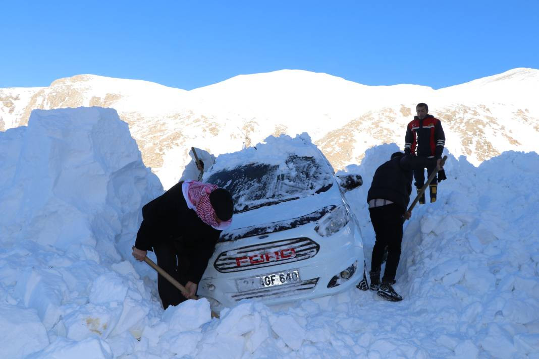 Van-Bahçesaray kara yolunda çığ altında kalan 2 araçtan biri çıkarıldı - Resim: 11