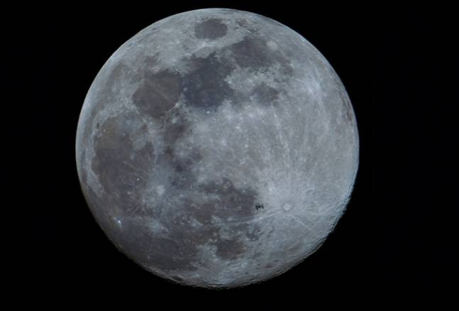 Alper Gezeravcı’nın içinde olduğu uzay istasyonu ayın önünden işte böyle geçti - Resim: 1