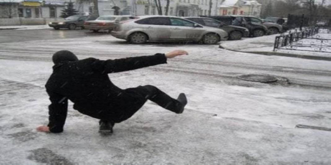 Karlı ve buzlu yolda nasıl yürünür? Bunu yapmazsanız canınız çok yanar - Resim: 1