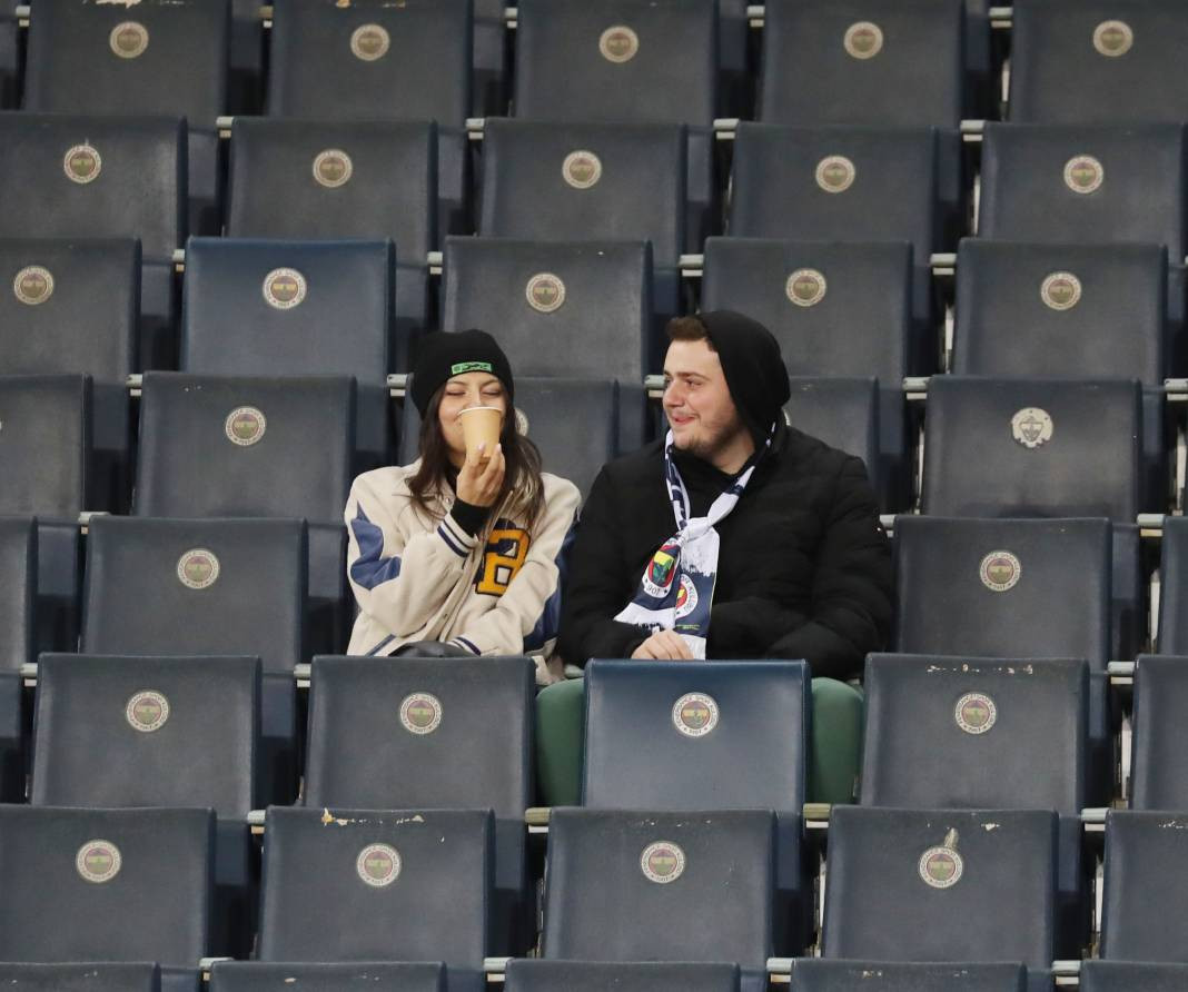 Dzeko maça sarışın güzel tribüne damga vurdu. Kadıköy'de güzeller geçidi - Resim: 30