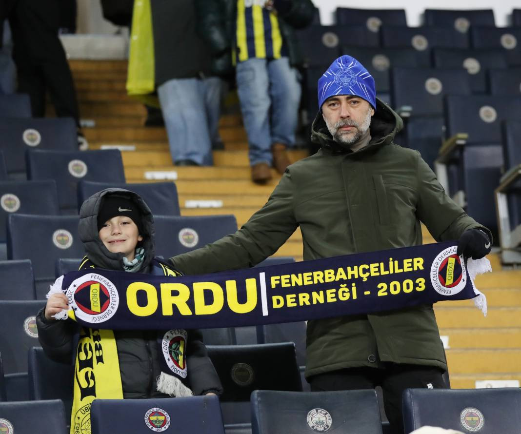 Dzeko maça sarışın güzel tribüne damga vurdu. Kadıköy'de güzeller geçidi - Resim: 28