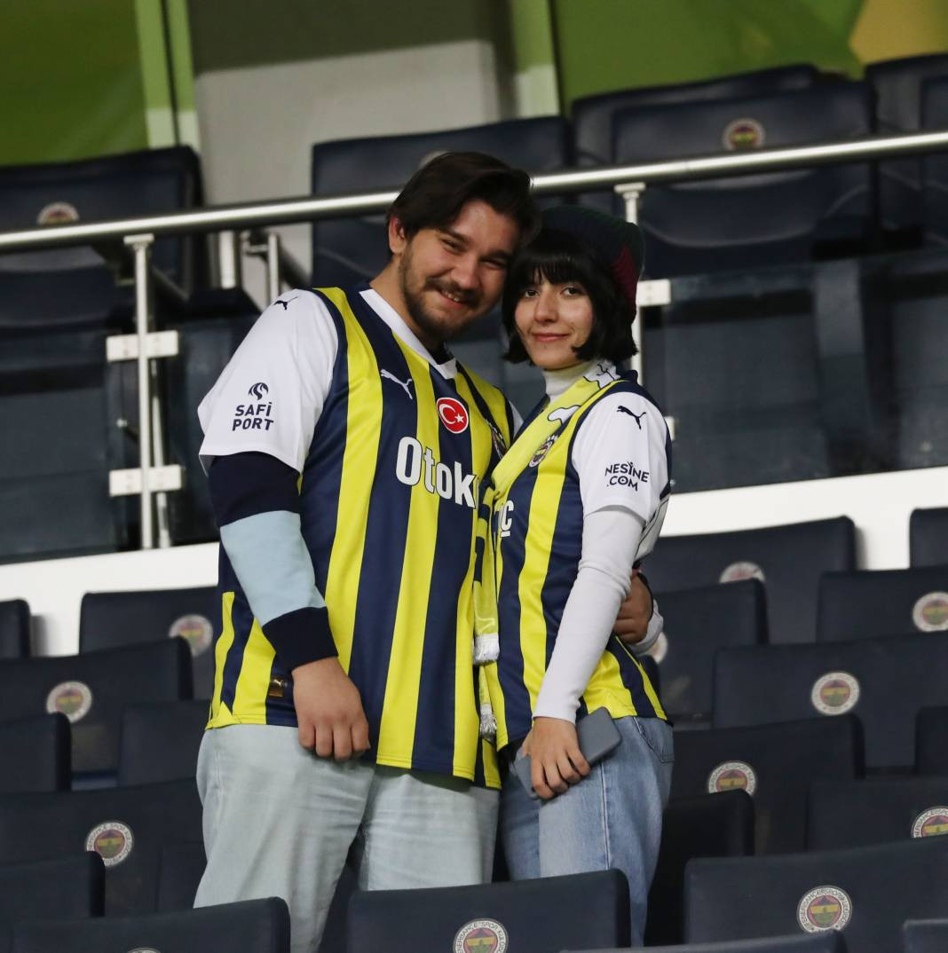 Dzeko maça sarışın güzel tribüne damga vurdu. Kadıköy'de güzeller geçidi - Resim: 29