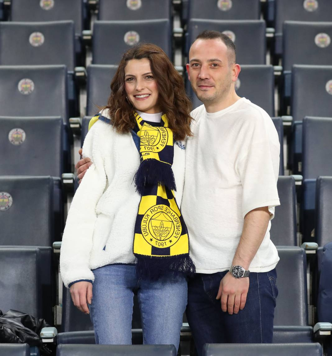 Dzeko maça sarışın güzel tribüne damga vurdu. Kadıköy'de güzeller geçidi - Resim: 25