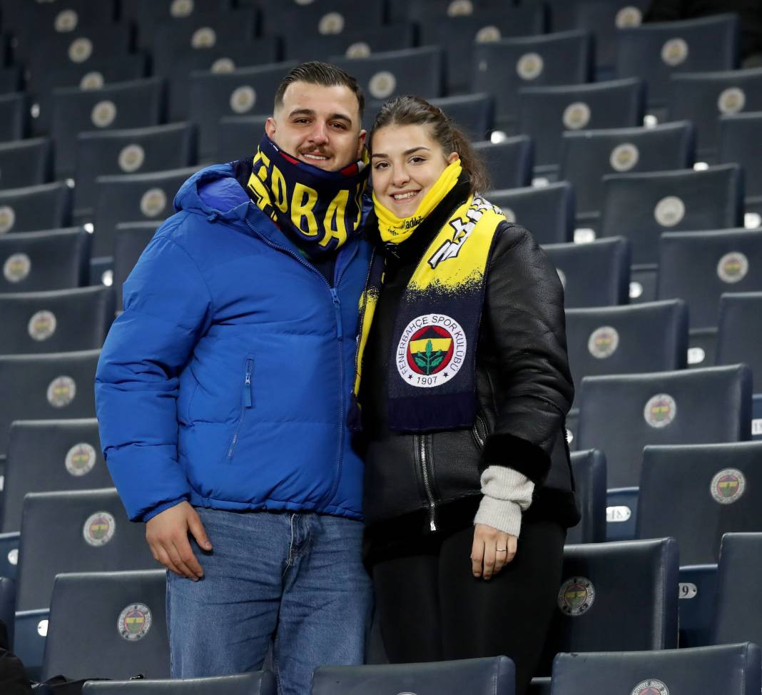 Dzeko maça sarışın güzel tribüne damga vurdu. Kadıköy'de güzeller geçidi - Resim: 23