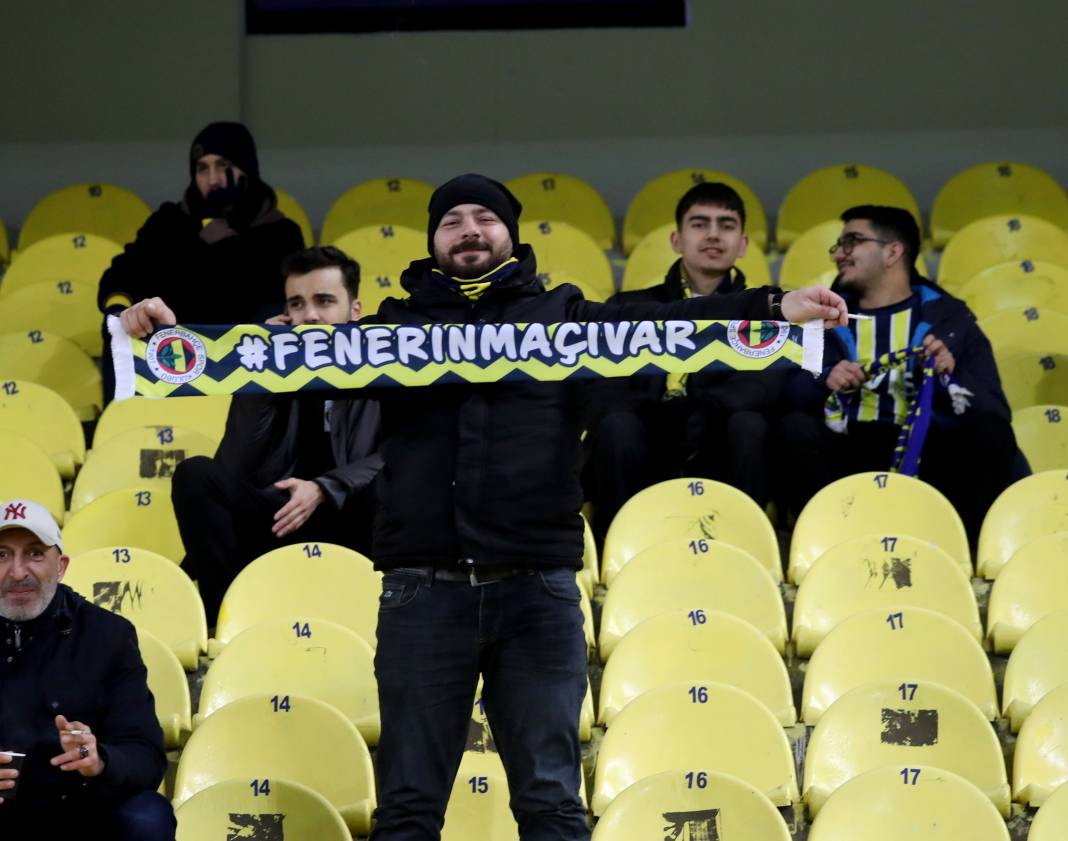 Dzeko maça sarışın güzel tribüne damga vurdu. Kadıköy'de güzeller geçidi - Resim: 22