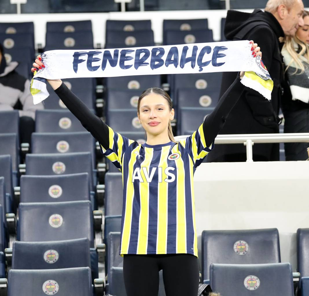 Dzeko maça sarışın güzel tribüne damga vurdu. Kadıköy'de güzeller geçidi - Resim: 5