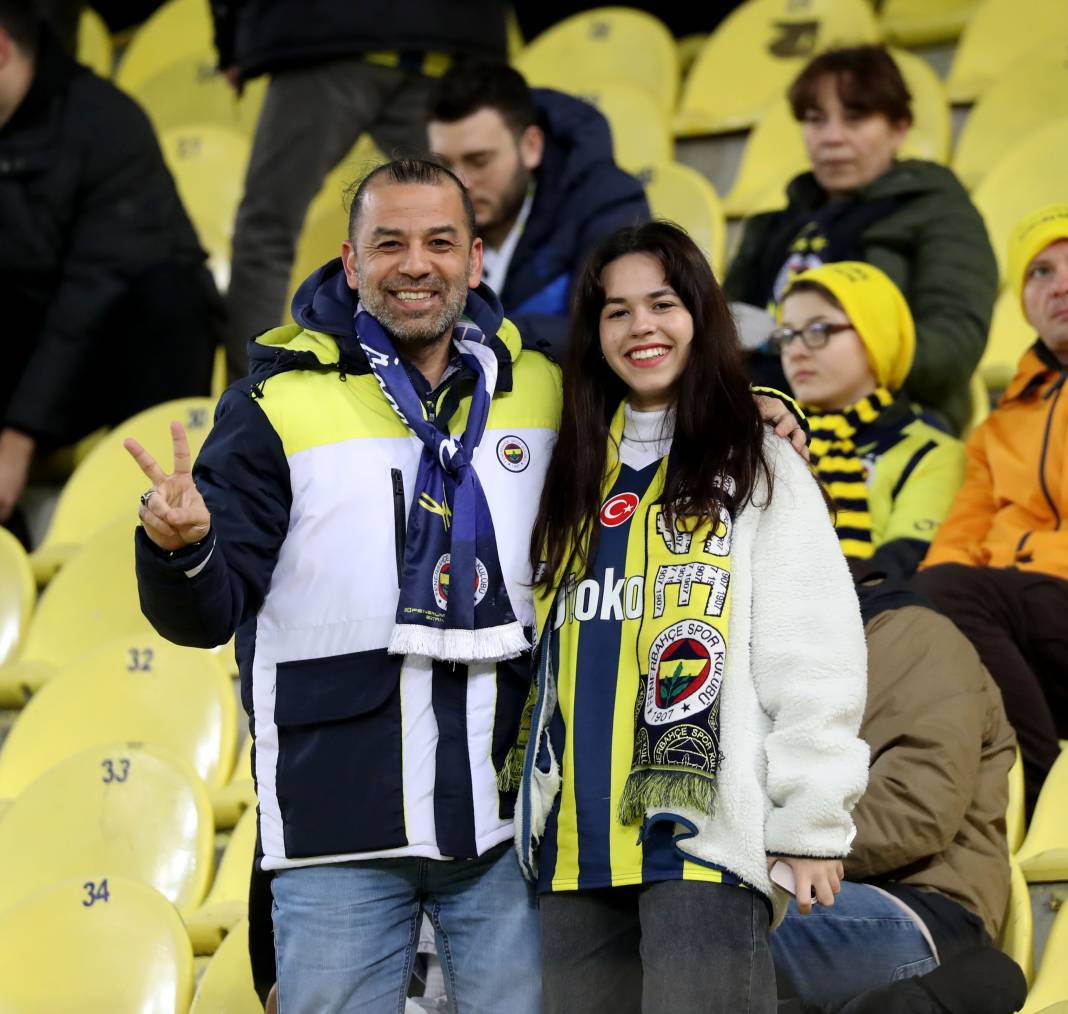 Dzeko maça sarışın güzel tribüne damga vurdu. Kadıköy'de güzeller geçidi - Resim: 20