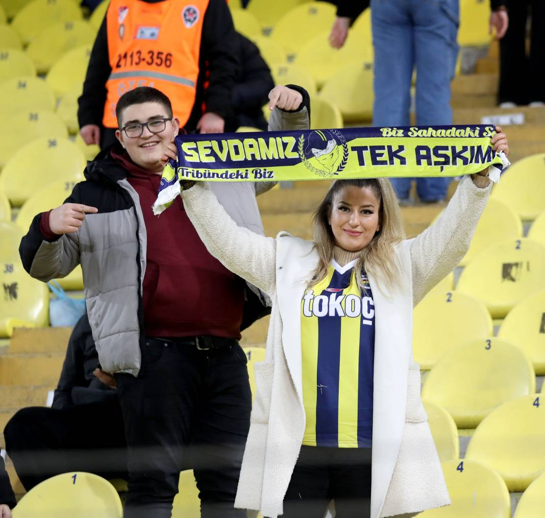 Dzeko maça sarışın güzel tribüne damga vurdu. Kadıköy'de güzeller geçidi - Resim: 19