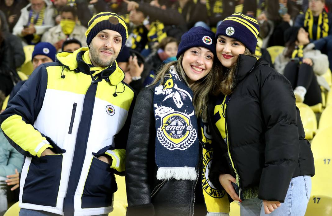 Dzeko maça sarışın güzel tribüne damga vurdu. Kadıköy'de güzeller geçidi - Resim: 15