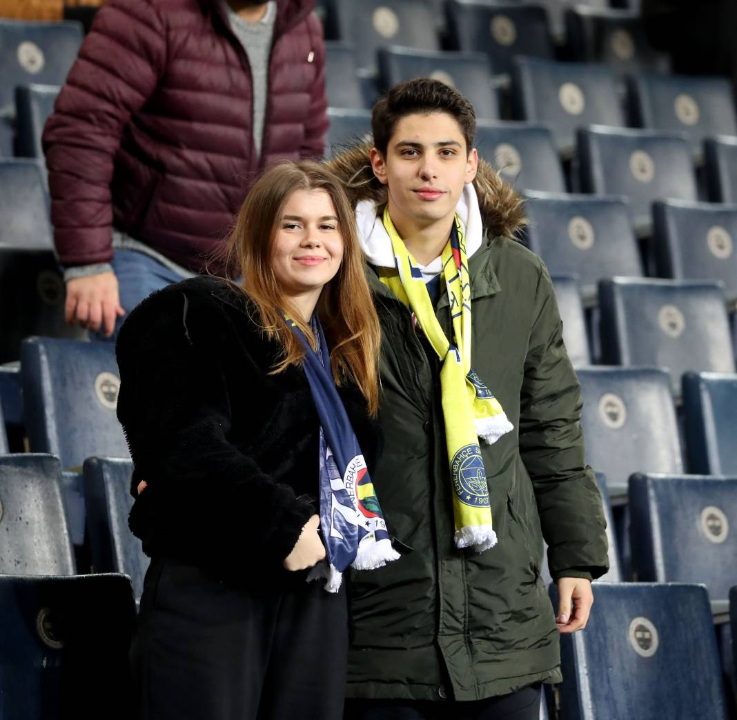 Dzeko maça sarışın güzel tribüne damga vurdu. Kadıköy'de güzeller geçidi - Resim: 13