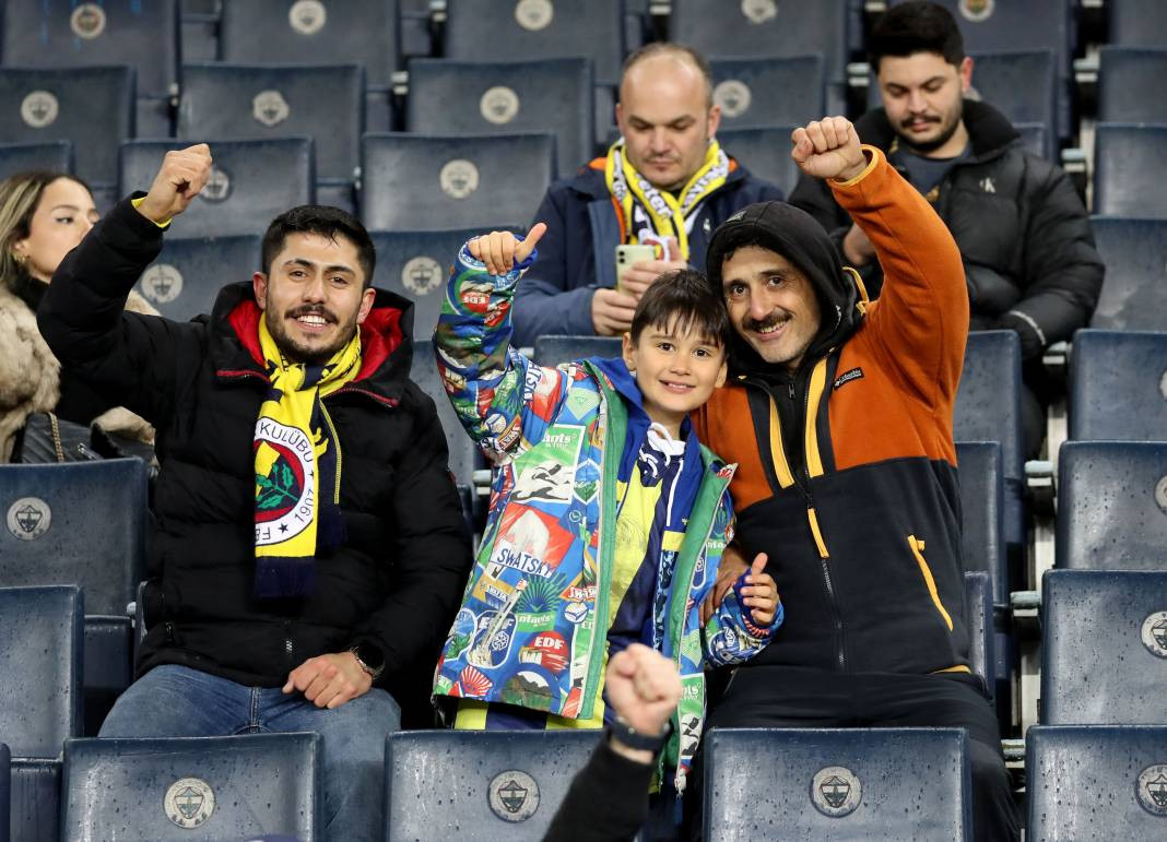 Dzeko maça sarışın güzel tribüne damga vurdu. Kadıköy'de güzeller geçidi - Resim: 11