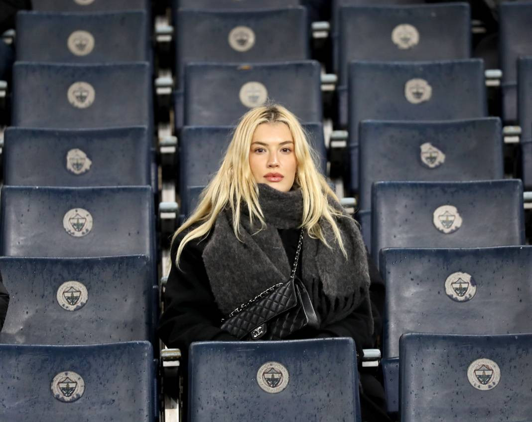 Dzeko maça sarışın güzel tribüne damga vurdu. Kadıköy'de güzeller geçidi - Resim: 1