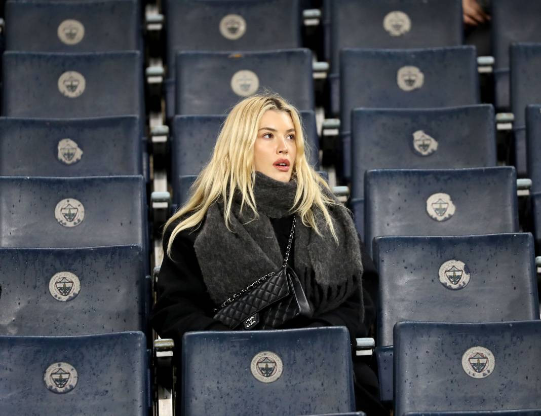 Dzeko maça sarışın güzel tribüne damga vurdu. Kadıköy'de güzeller geçidi - Resim: 3