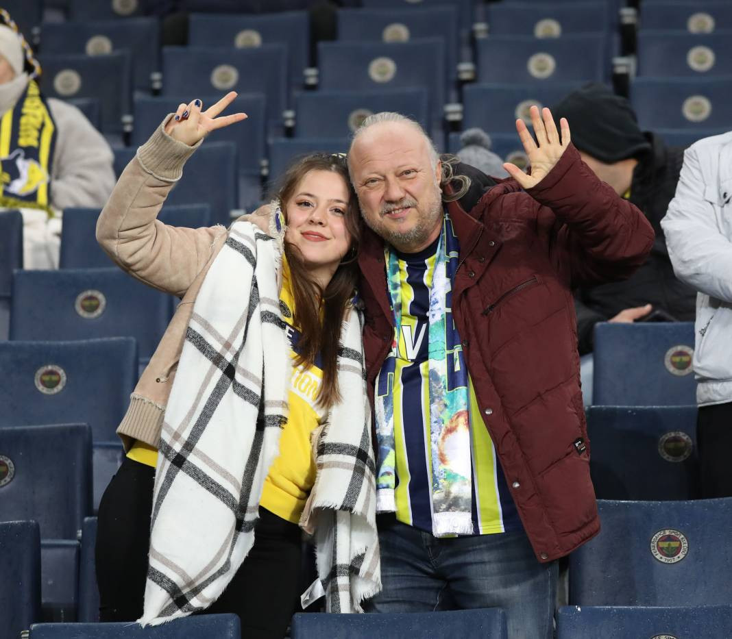 Dzeko maça sarışın güzel tribüne damga vurdu. Kadıköy'de güzeller geçidi - Resim: 7