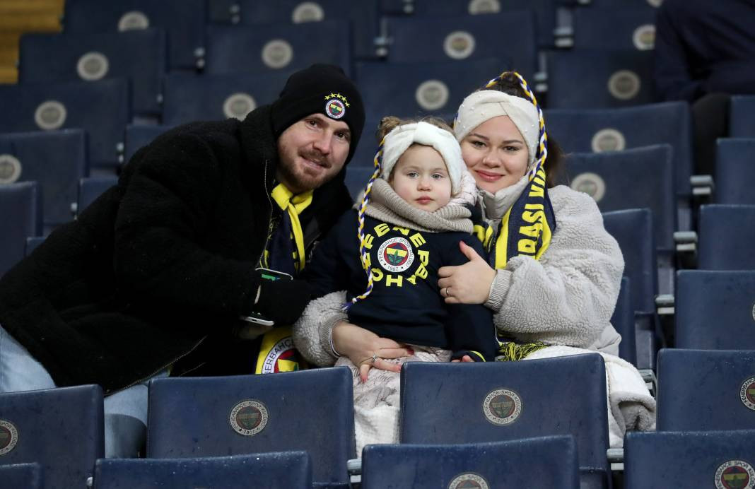 Dzeko maça sarışın güzel tribüne damga vurdu. Kadıköy'de güzeller geçidi - Resim: 9