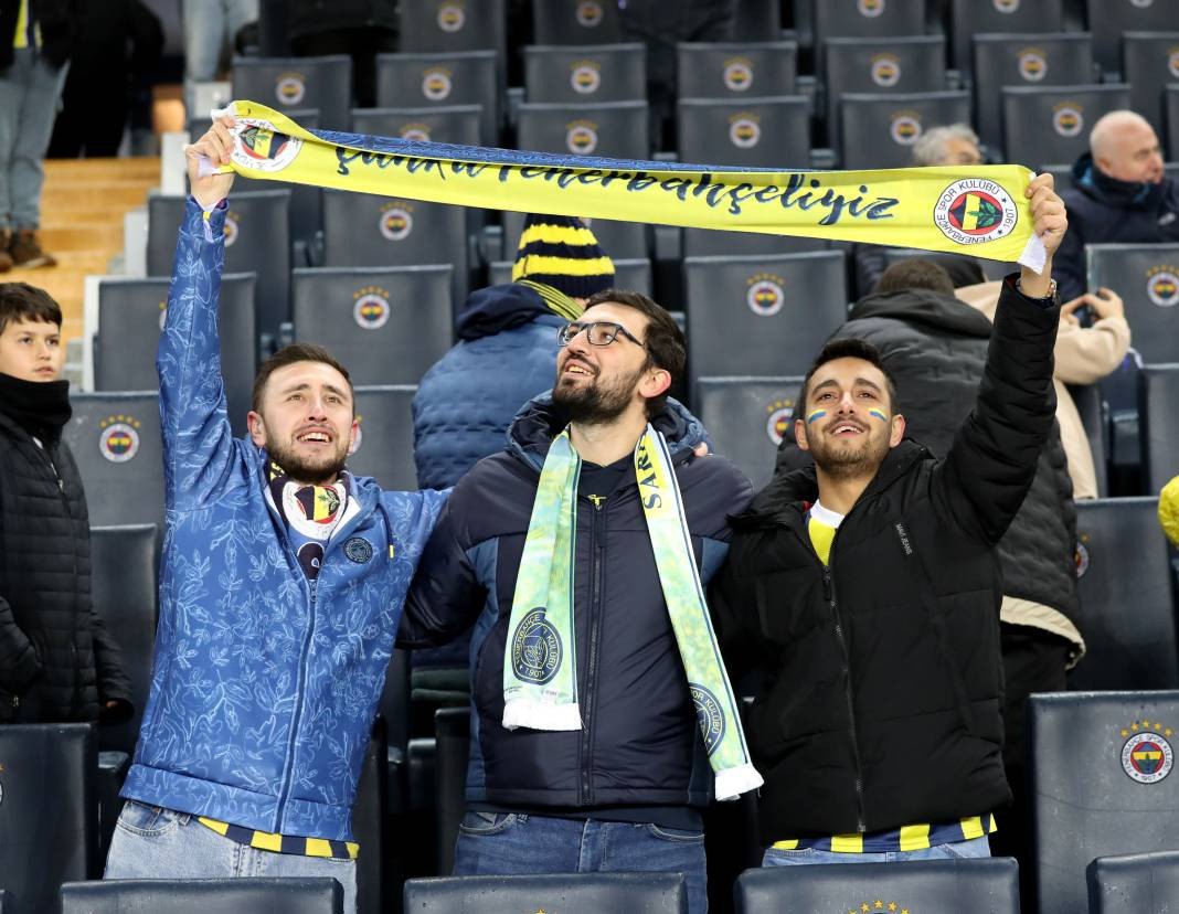 Dzeko maça sarışın güzel tribüne damga vurdu. Kadıköy'de güzeller geçidi - Resim: 57