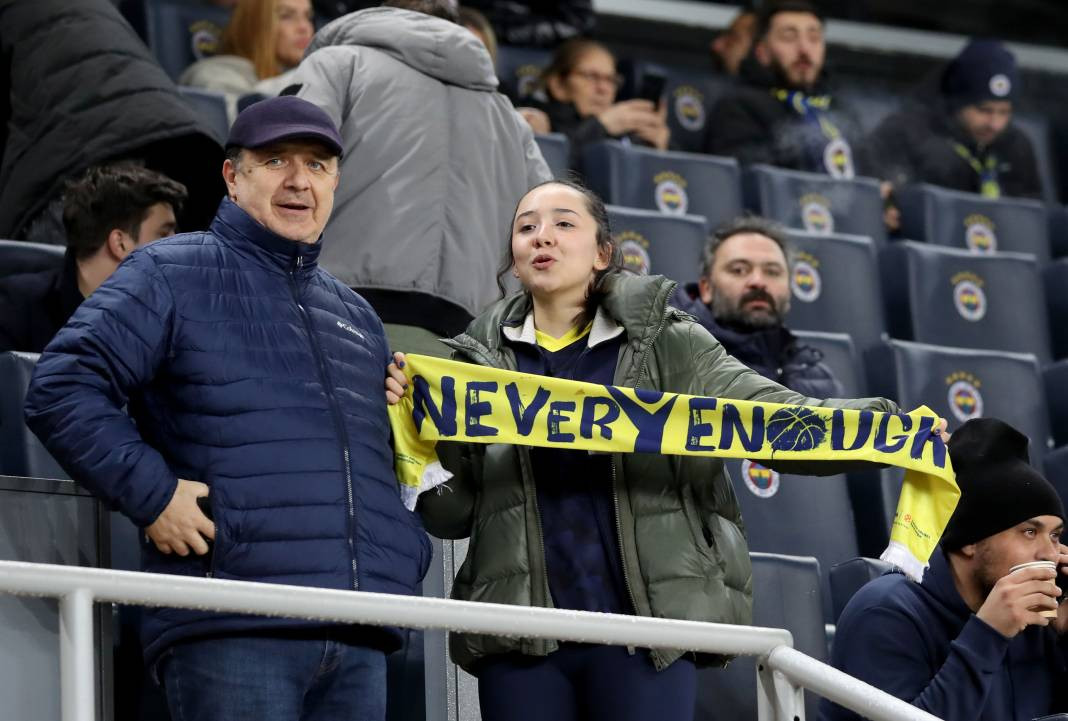 Dzeko maça sarışın güzel tribüne damga vurdu. Kadıköy'de güzeller geçidi - Resim: 61