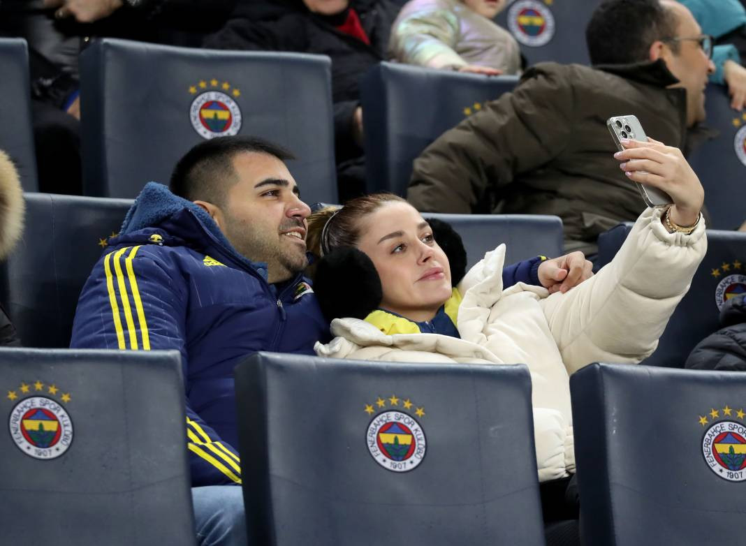 Dzeko maça sarışın güzel tribüne damga vurdu. Kadıköy'de güzeller geçidi - Resim: 60