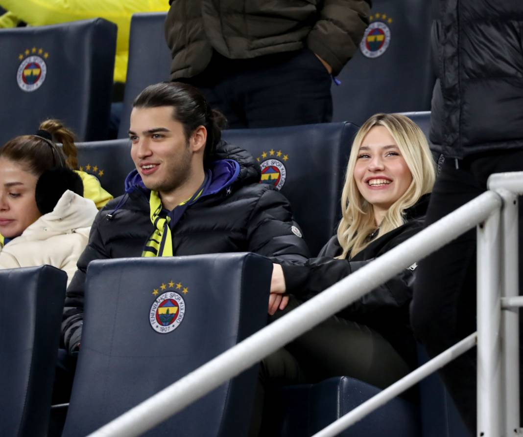 Dzeko maça sarışın güzel tribüne damga vurdu. Kadıköy'de güzeller geçidi - Resim: 59