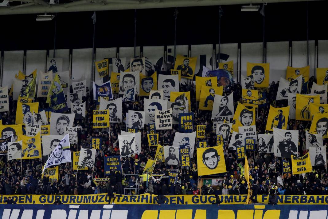 Dzeko maça sarışın güzel tribüne damga vurdu. Kadıköy'de güzeller geçidi - Resim: 55