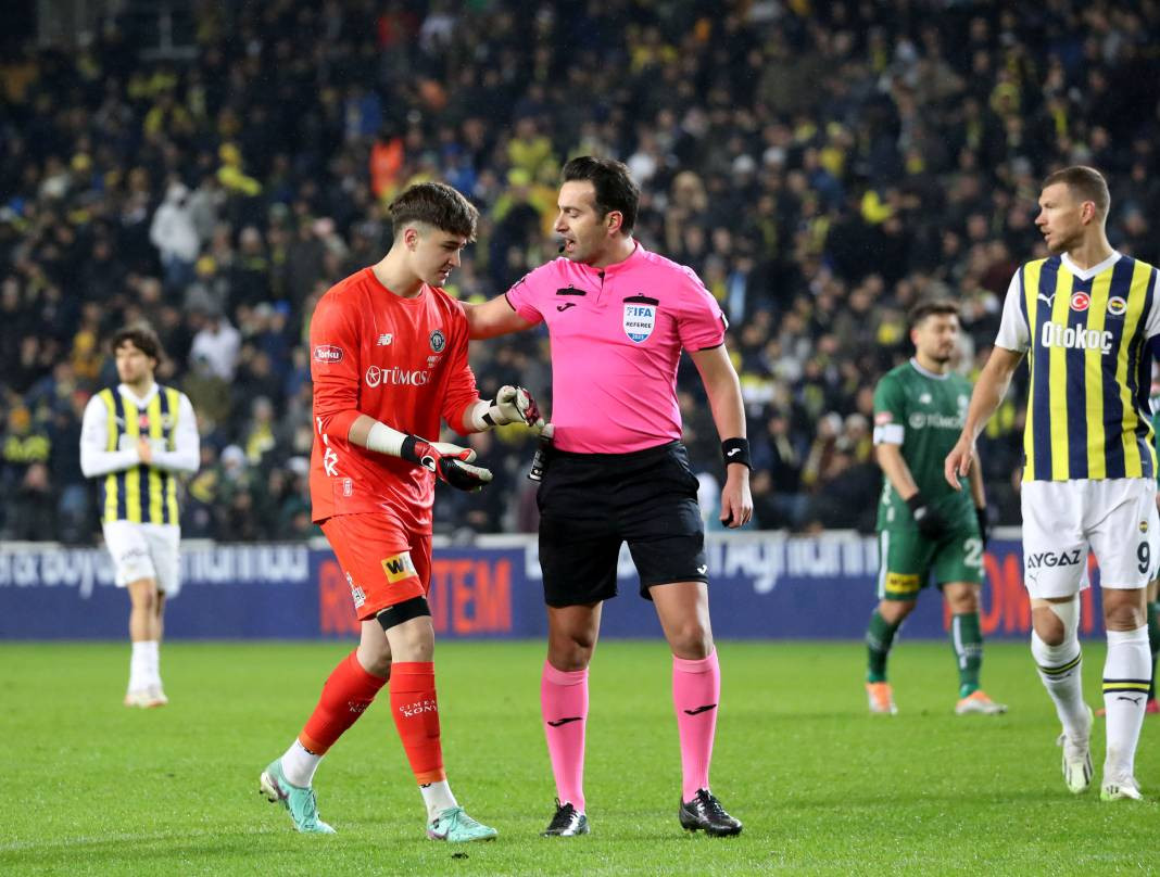 Dzeko maça sarışın güzel tribüne damga vurdu. Kadıköy'de güzeller geçidi - Resim: 46