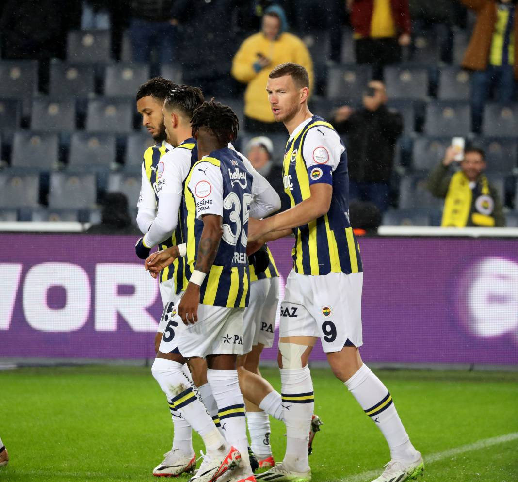 Dzeko maça sarışın güzel tribüne damga vurdu. Kadıköy'de güzeller geçidi - Resim: 43