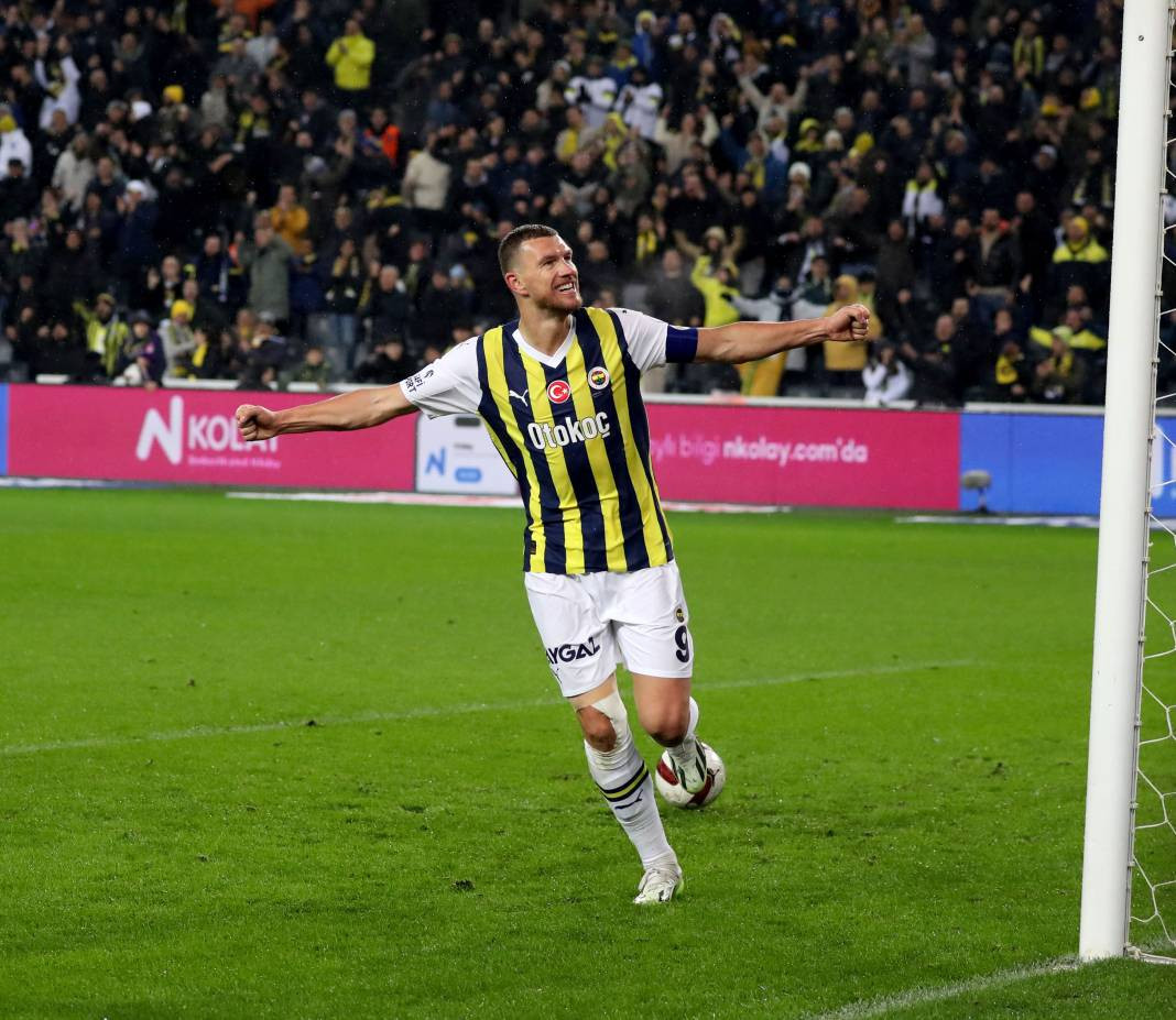 Dzeko maça sarışın güzel tribüne damga vurdu. Kadıköy'de güzeller geçidi - Resim: 40