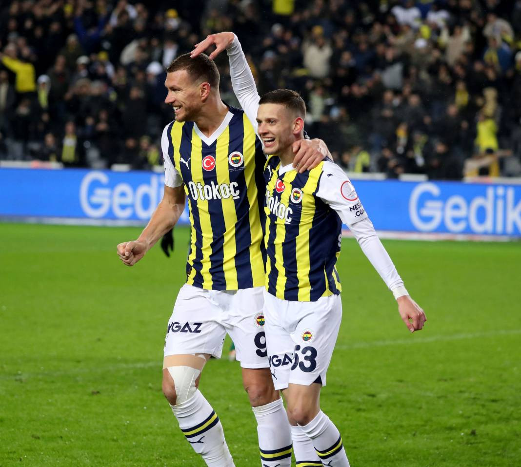 Dzeko maça sarışın güzel tribüne damga vurdu. Kadıköy'de güzeller geçidi - Resim: 35