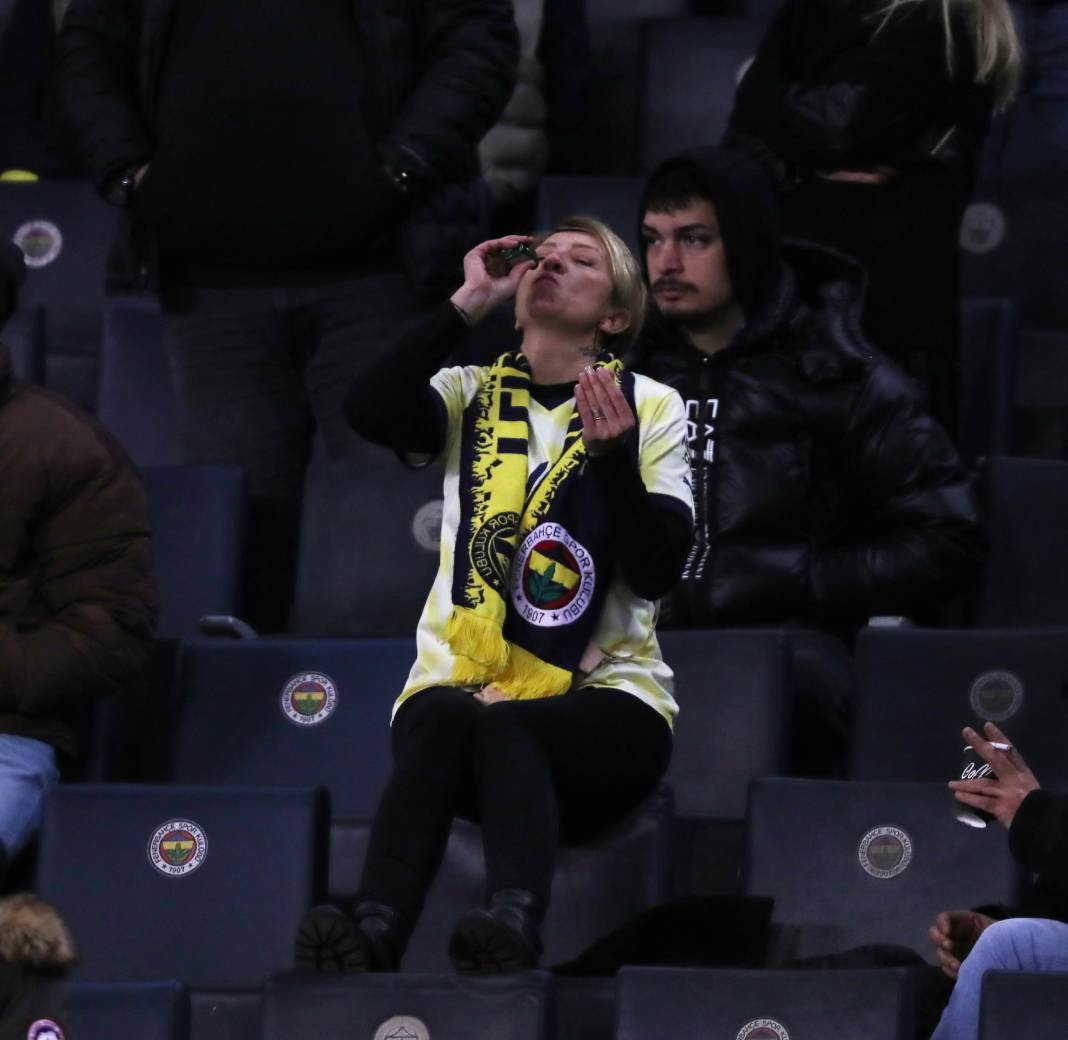 Dzeko maça sarışın güzel tribüne damga vurdu. Kadıköy'de güzeller geçidi - Resim: 81