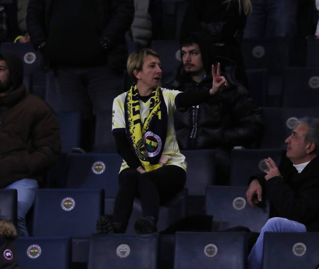 Dzeko maça sarışın güzel tribüne damga vurdu. Kadıköy'de güzeller geçidi - Resim: 79