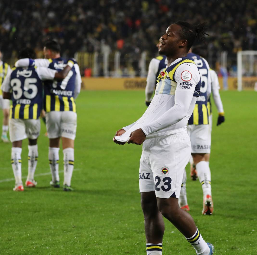 Dzeko maça sarışın güzel tribüne damga vurdu. Kadıköy'de güzeller geçidi - Resim: 76