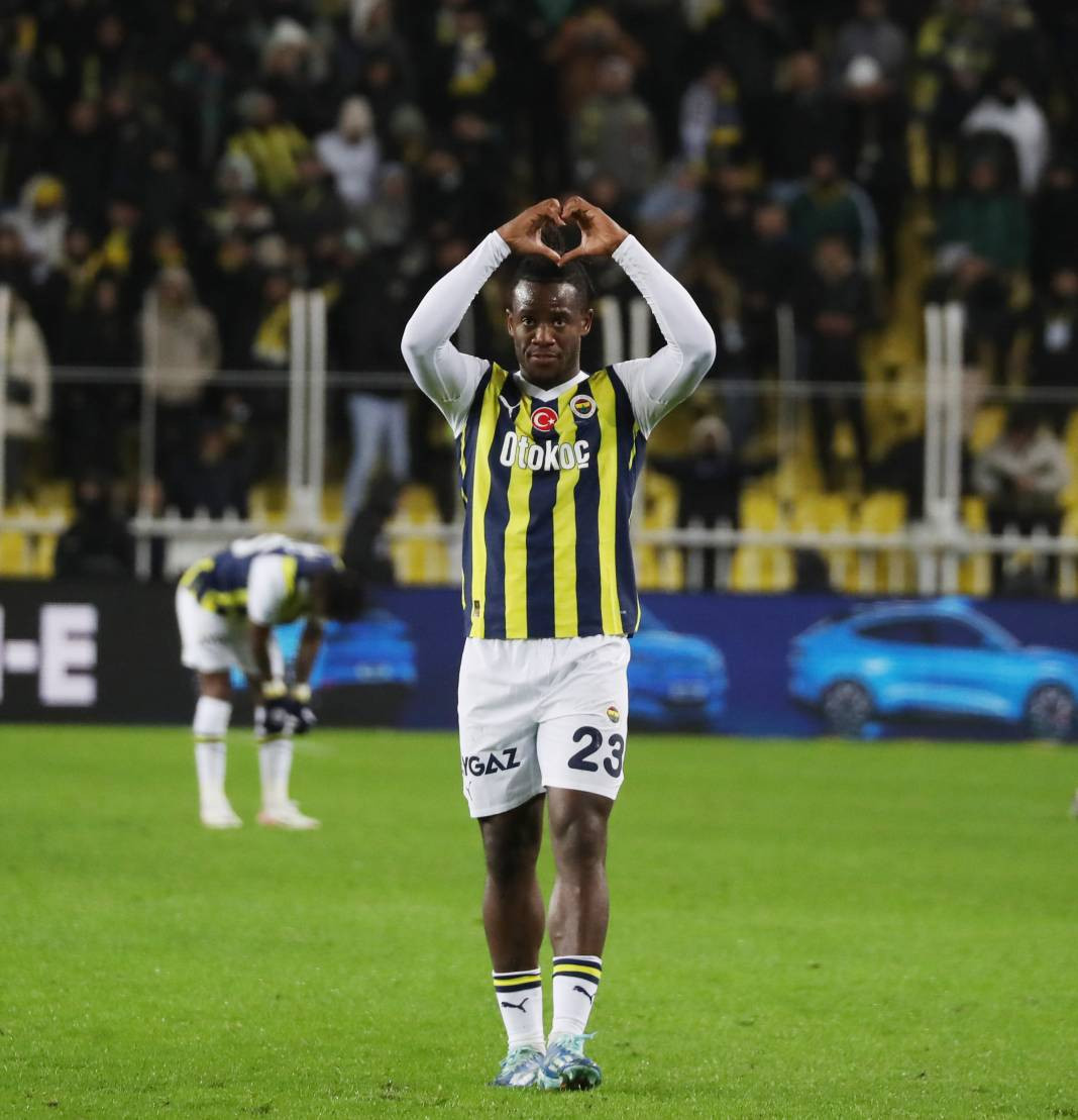 Dzeko maça sarışın güzel tribüne damga vurdu. Kadıköy'de güzeller geçidi - Resim: 71