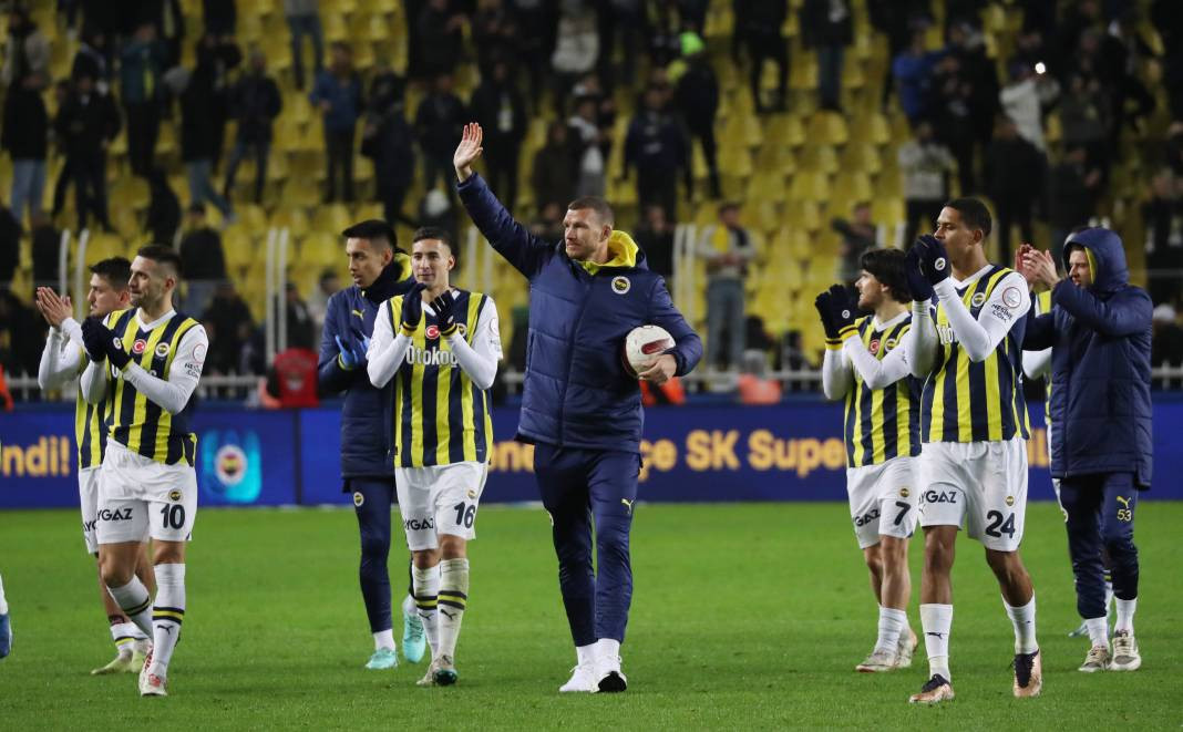 Dzeko maça sarışın güzel tribüne damga vurdu. Kadıköy'de güzeller geçidi - Resim: 64