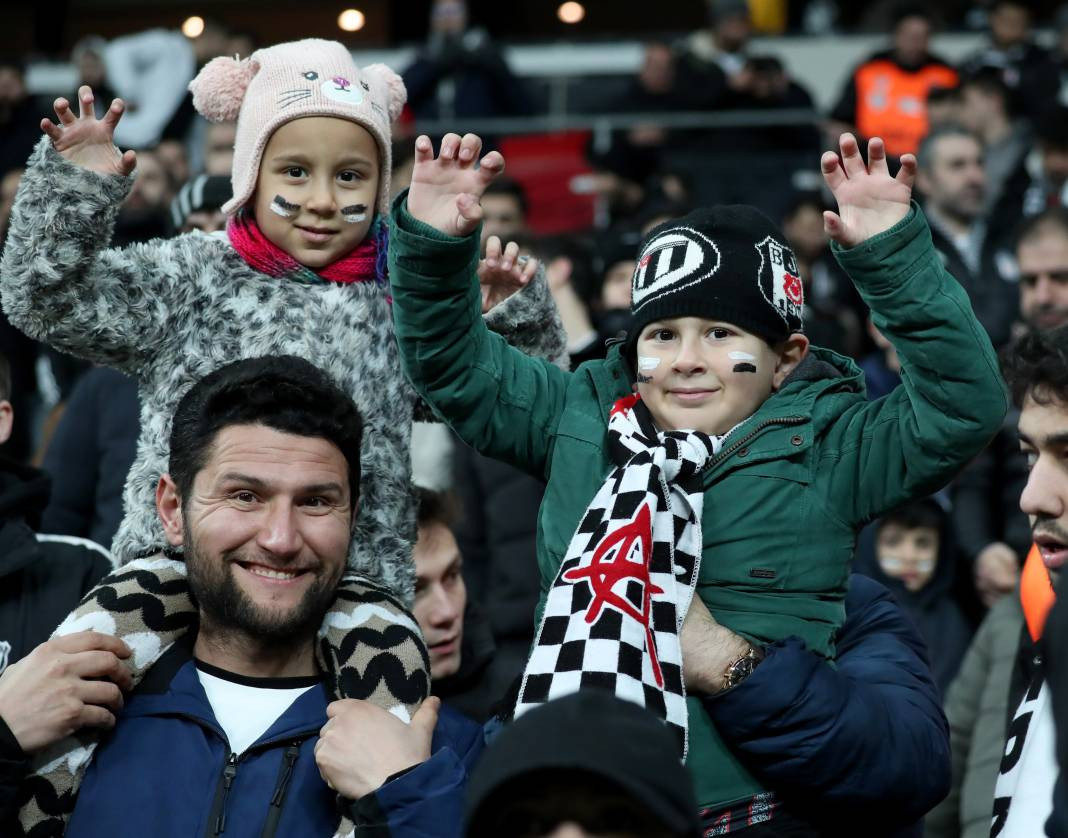 Fernando Santos ilk maçında neler yaptı neler. Taraftarları da coşturdu - Resim: 33