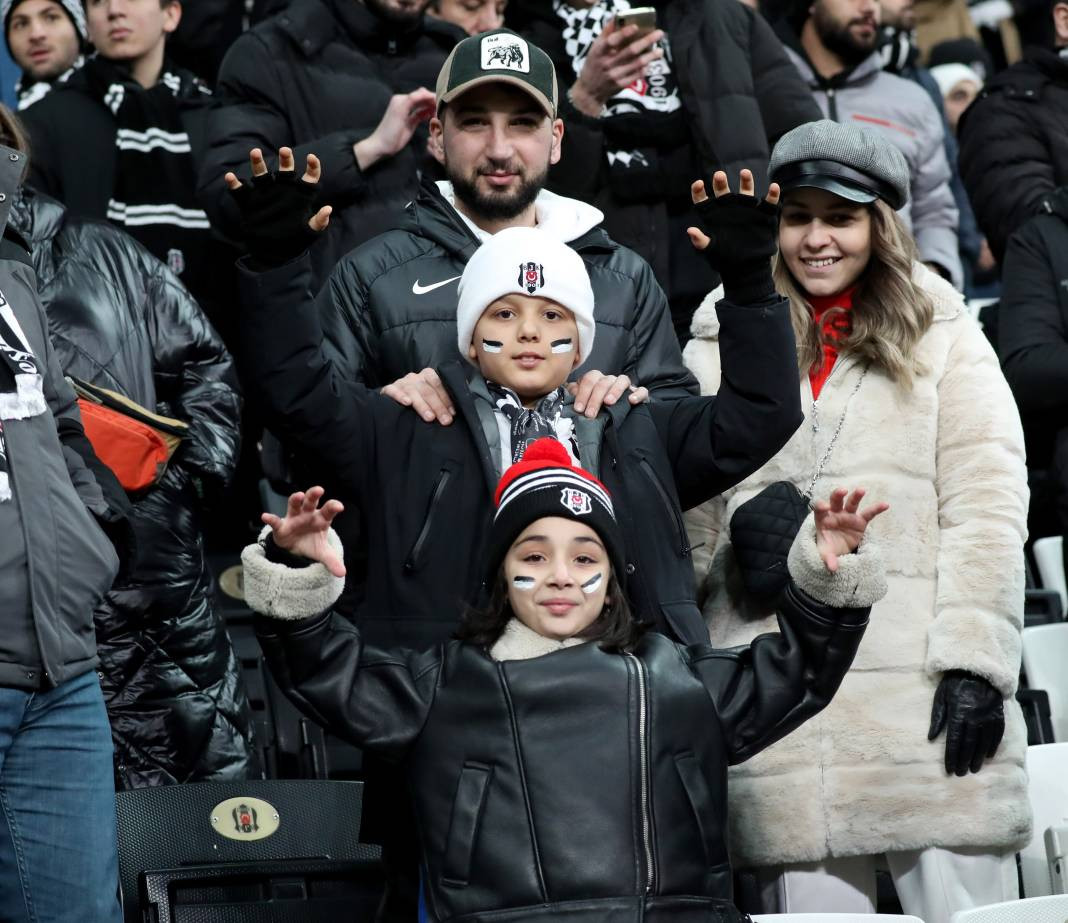 Fernando Santos ilk maçında neler yaptı neler. Taraftarları da coşturdu - Resim: 23