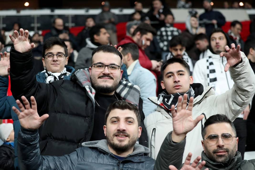 Fernando Santos ilk maçında neler yaptı neler. Taraftarları da coşturdu - Resim: 19