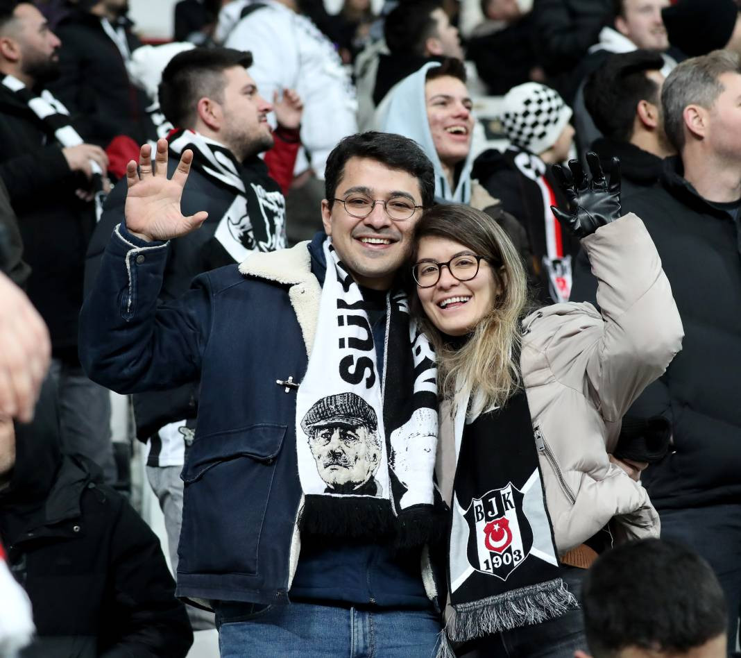 Fernando Santos ilk maçında neler yaptı neler. Taraftarları da coşturdu - Resim: 17