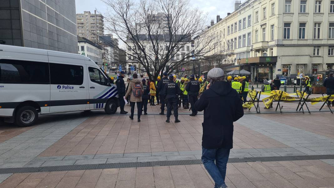 Avrupa Parlamentosu önünde çiftçilerden protesto - Resim: 7