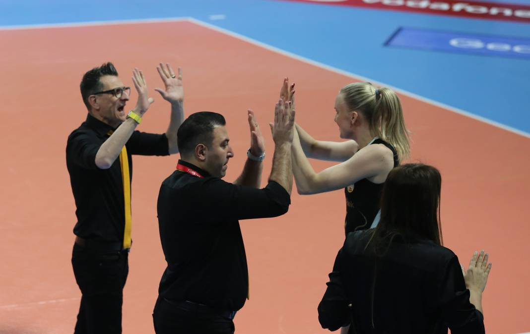 Zehra Güneş'in şov yaptığı maçta Vakıfbank Beşiktaş karşısında kazandı. Maçın tüm fotoğrafları - Resim: 37