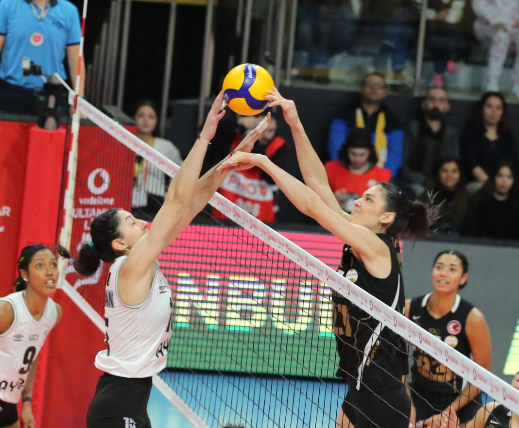 Zehra Güneş'in şov yaptığı maçta Vakıfbank Beşiktaş karşısında kazandı. Maçın tüm fotoğrafları - Resim: 25