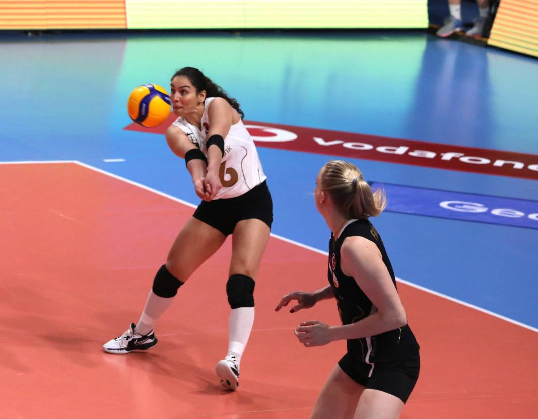 Zehra Güneş'in şov yaptığı maçta Vakıfbank Beşiktaş karşısında kazandı. Maçın tüm fotoğrafları - Resim: 23